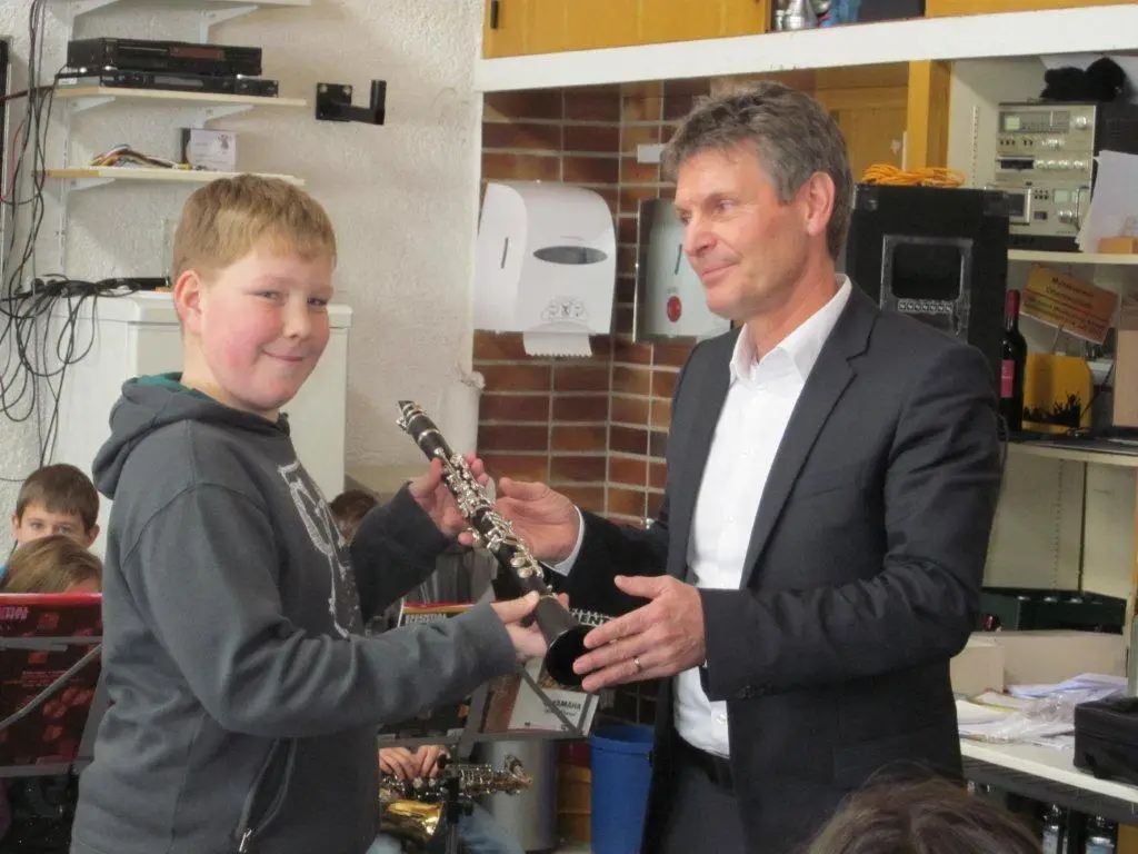 13 01 25 Uebergabe Klarinette an Stefan Rahl Schule