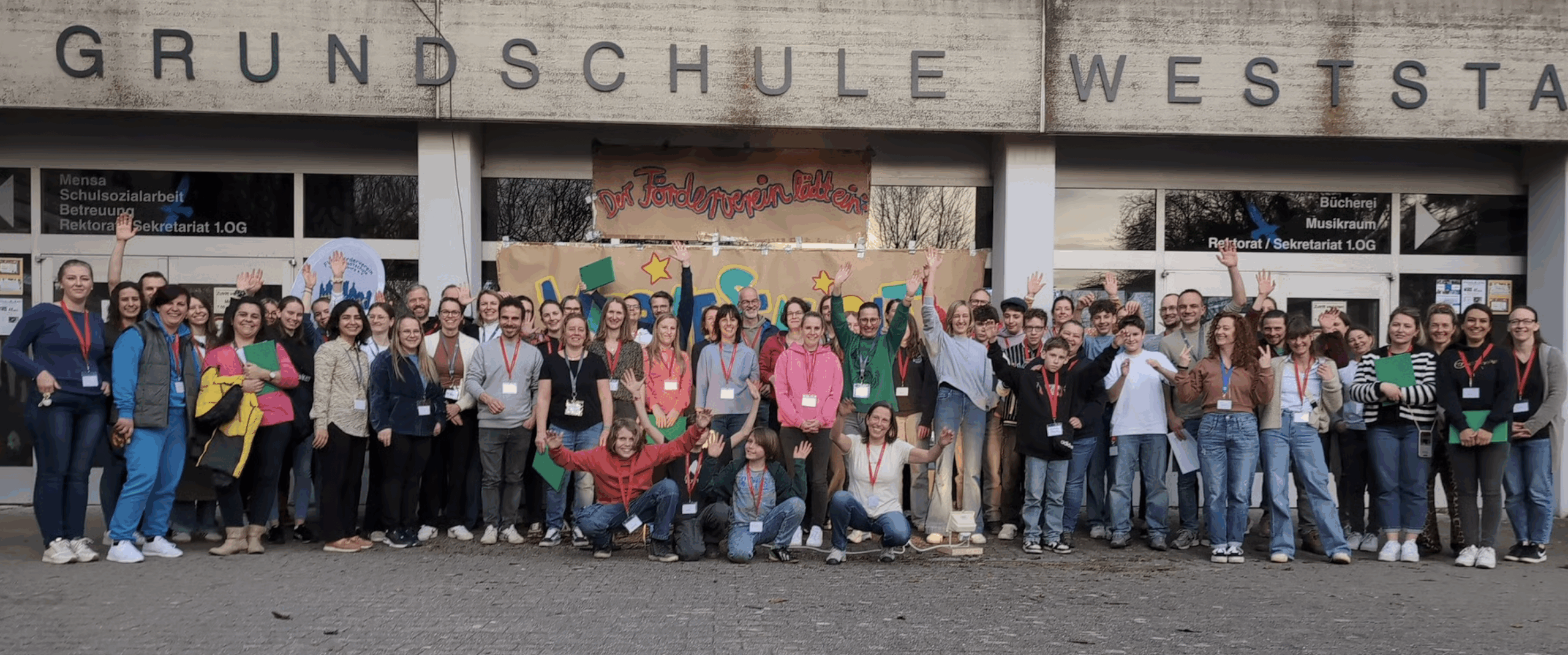 Gruppenfoto vor der Grundschule Weststadt