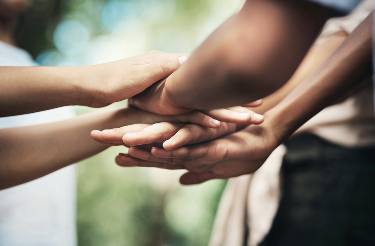 Hände, die sich gegenseitig unterstützen.