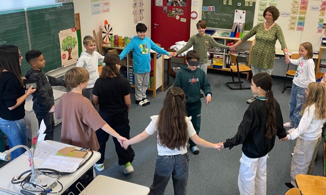Kinder spielen im Klassenzimmer zusammen.