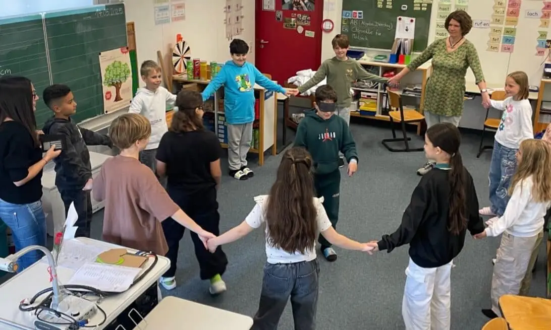 Kinder spielen im Klassenzimmer zusammen.