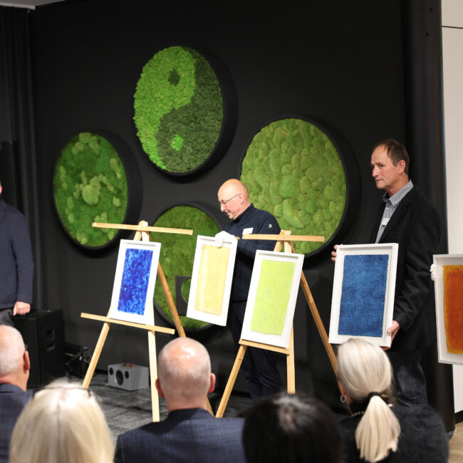 Kunstwerke werden bei Auktion präsentiert.