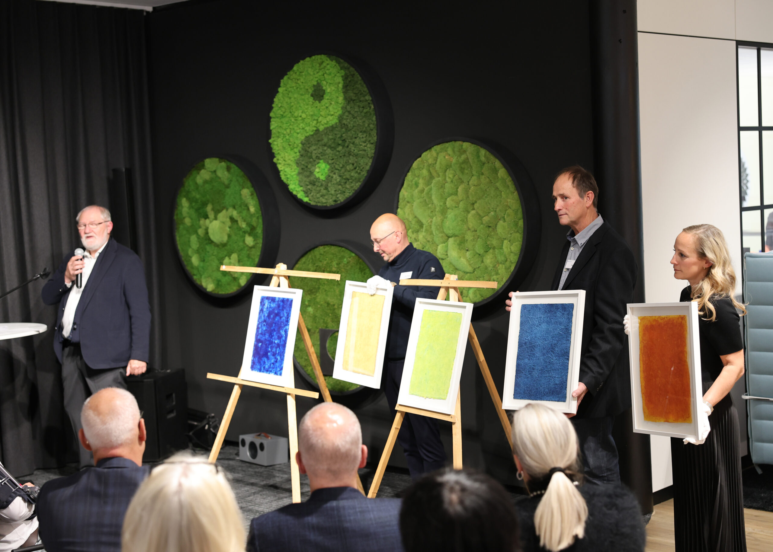 Kunstwerke werden bei Auktion präsentiert.