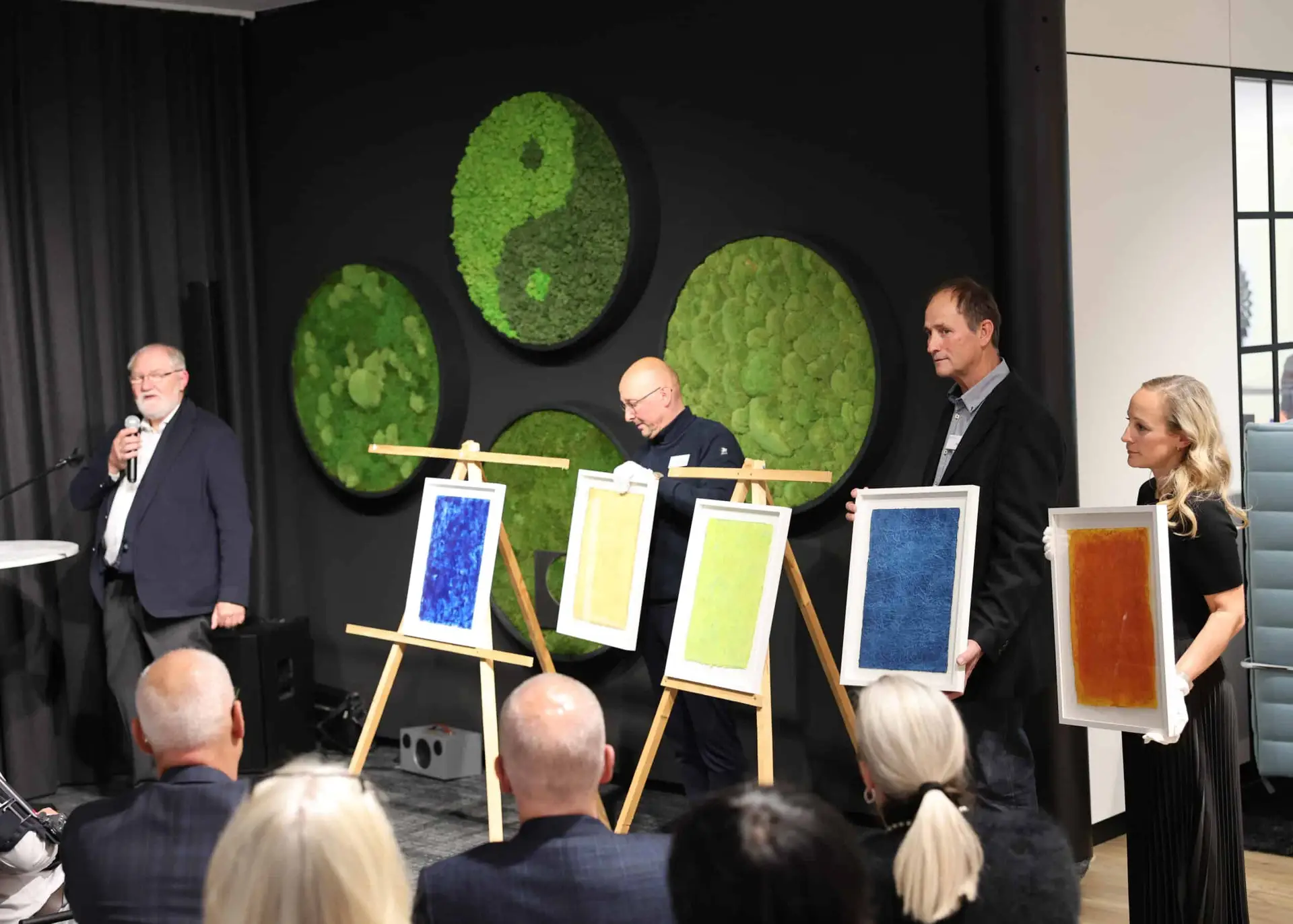 Kunstwerke werden bei Auktion präsentiert.